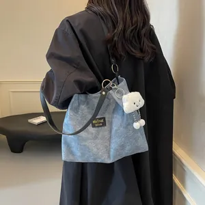 Sac fourre-tout minimaliste en jean bleu délavé avec anses en cuir et charme nuage