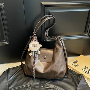 Retro brown oversized hobo tote bag in faux leather with a cute lion plush pendant