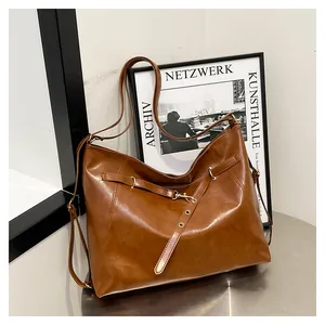Detailansicht der karamellfarbenen Ledertasche mit Metallic-Details und Vintage-Textur