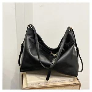 Details des schwarzen Shoppers aus PU-Leder mit goldenen Beschlägen und Trageriemen
