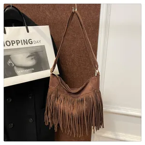 Dettaglio borsa hobo in pelle scamosciata marrone con lunghe frange e zip scorrevole