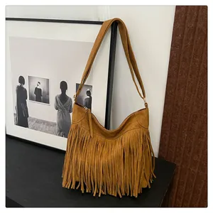 Dettaglio della borsa tote in finta pelle scamosciata marrone con lunghe frange e zip