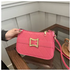 Détail du sac à main matelassé rose montrant la boucle carrée et la texture du cuir raffiné
