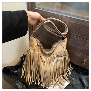Dettaglio borsa tote in finta pelle scamosciata kaki con lunghe frange e tracolla ampia