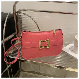 Détail du sac à bandoulière rose matelassé avec fermoir métallique doré pour femme