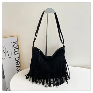 Dettaglio della borsa hobo nera con nappe fitte e accessori dorati