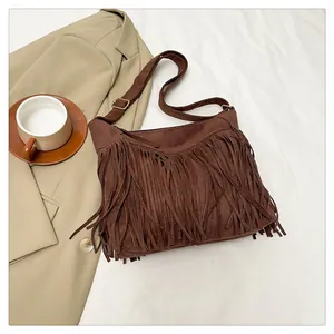 Dettaglio borsa tote in finta pelle scamosciata marrone scuro con lunghe frange