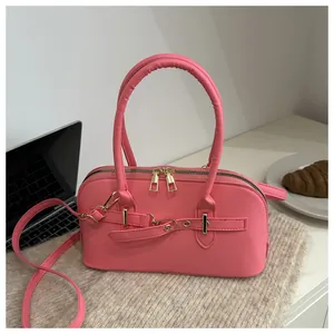 Detailweergave van roze retro schelptas met gouden hardware in een lifestyle setting