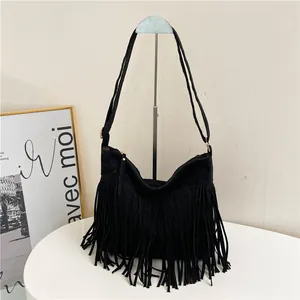 Lussuosa borsa tote in pelle scamosciata nera con lunghe frange bohémien e tracolle