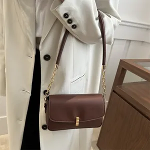 Minimalistische dunkelbraune Kettenschultertasche aus glattem PU-Leder mit Goldschließe