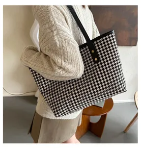Grand sac cabas à motif pied-de-poule porté par un mannequin dans un cadre intérieur