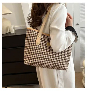 Grand sac cabas marron à motif pied-de-poule avec lanières en cuir porté à l'épaule