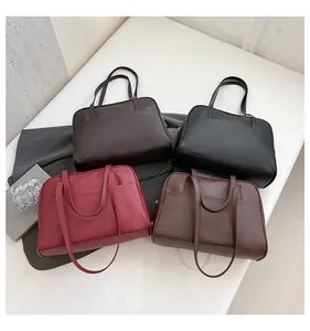 Vue à plat de grands sacs fourre-tout de haute qualité en quatre couleurs de cuir