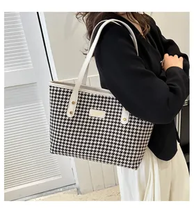 Détail du sac cabas pied-de-poule classique noir et blanc avec anses en cuir blanc