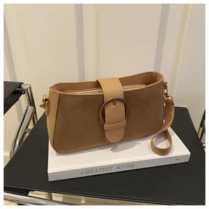 Détail du sac bandoulière en patchwork de daim kaki avec boucle en métal ronde