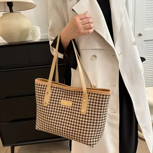 Sac fourre-tout à motif pied-de-poule avec bordure en cuir marron et plaque dorée élégante