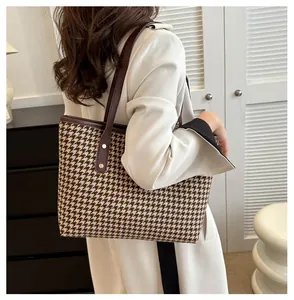 Détail du grand sac cabas à motif pied-de-poule avec anses en cuir marron et rivets