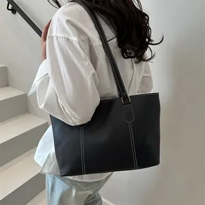Grand sac cabas noir minimaliste avec coutures contrastées pour femme mode