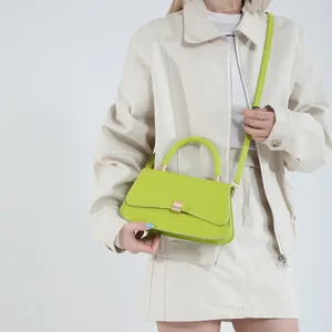 Borsa a mano quadrata verde lime minimalista con fibbia dorata e tracolla rimovibile