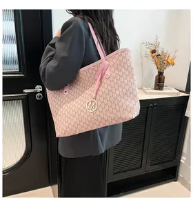 Detailaufnahme der rosa Tragetasche mit M-Monogramm-Muster und Metall-Logo-Anhänger