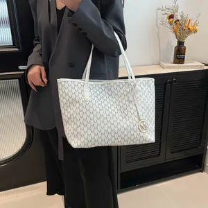 Schicke beige Tragetasche mit M-Monogramm-Muster und Goldanhänger für Damen