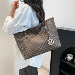 Braune Monogramm-Einkaufstasche mit Ledergriffen und M-Anhänger in schlichtem Design