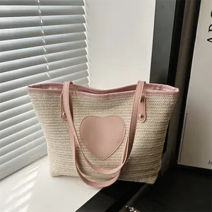 Sac fourre-tout tissé chic avec écusson cœur rose et anses assorties pour l'été stylé