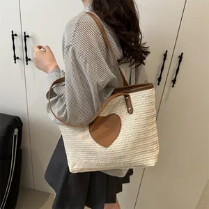 Sac fourre-tout tissé chic avec écusson cœur en cuir et bandoulières contrastées