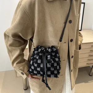 Sac seau à carreaux classique avec cordon de serrage et fine bandoulière noire