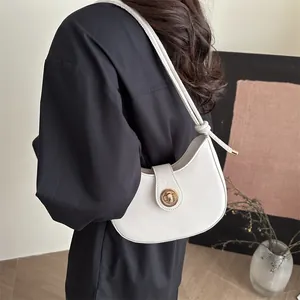 Sac hobo blanc en cuir avec fermoir doré et bandoulière à nœud pour un style élégant