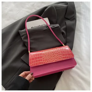 Détail du rabat en crocodile rose sur le sac à bandoulière structuré de type baguette
