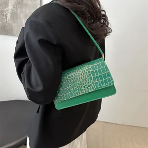 Sac sous le bras vert motif crocodile pour femme avec bandoulière et rabat élégant