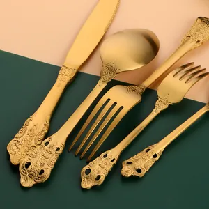 Ménagère vintage dorée mate avec reliefs européens sculptés et manches ajourés