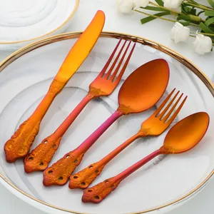 Ménagère 5 pièces vintage avec dégradé arc-en-ciel et relief sur assiette marbre