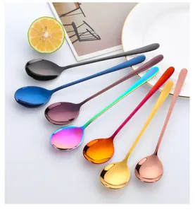 Set de siete cucharas de acero inoxidable de mango largo en varios acabados metálicos