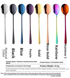 Detalle de cucharas coloradas de acero inoxidable 410 con titanio y mango largo de 42,5g