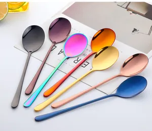 Juego de siete cucharas de acero inoxidable de colores con un elegante acabado espejo