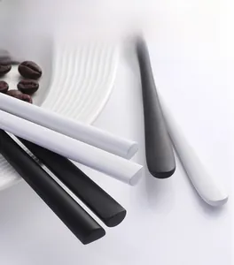 Vue détaillée des poignées mates noires et blanches pour couverts de voyage en inox
