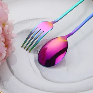 Service cuillère et fourchette en acier inoxydable arc-en-ciel au design moderne