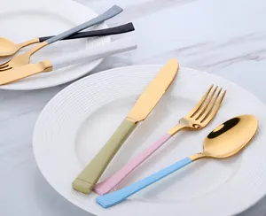 Detalle del juego de cubiertos de acero inoxidable dorado 304 con mangos mate en 6 colores