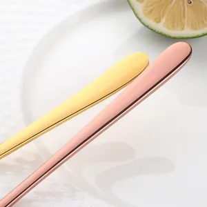 Juego de cucharas creativas de acero inoxidable en oro y oro rosa sobre plato