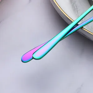 Service de couverts en acier inoxydable iridescent avec cuillère et fourchette sur marbre