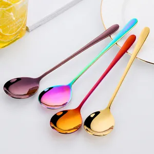 Juego de cuatro cucharas de acero inoxidable pulido en tonos morados y dorados