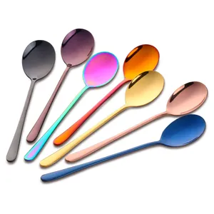 Juego de 7 cucharas de acero inoxidable de colores con acabado de espejo en fondo blanco
