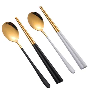 Set de couverts portables en acier inoxydable avec cuillères dorées et manches bicolores
