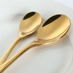 Gros plan de cuillères en acier inoxydable 304 doré avec finition miroir sur plat