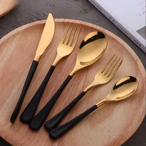 Détail de l'ensemble de couverts 5 pièces en acier 304 avec manches noirs et finitions or