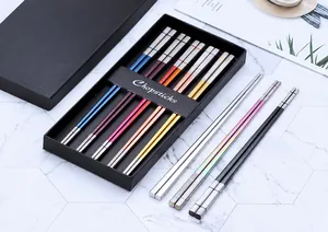 Detail von bunten rutschfesten Edelstahlstäbchen mit quadratischem Design und Geschenkbox