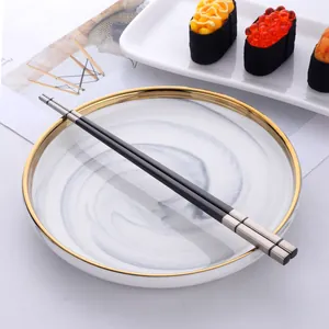 Bacchette quadrate in acciaio inossidabile 304 su piatto in marmo con sushi