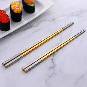 Dettaglio di bacchette premium bicolore in acciaio inossidabile 304 su marmo